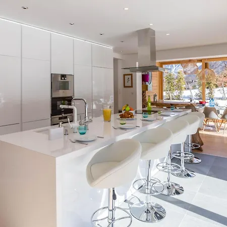 Σαλέ Montana- Year